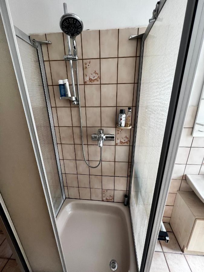 Praktisches Zimmer Im Grossen Haus Mit Garten Дюссельдорф Экстерьер фото